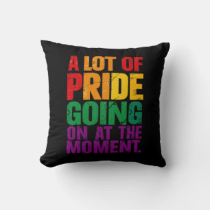 Eine Menge Stolz geht im Moment im LGBT-Stolzmonat Kissen