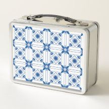 Eine Metall-Lunchbox mit blau-weißem Muster