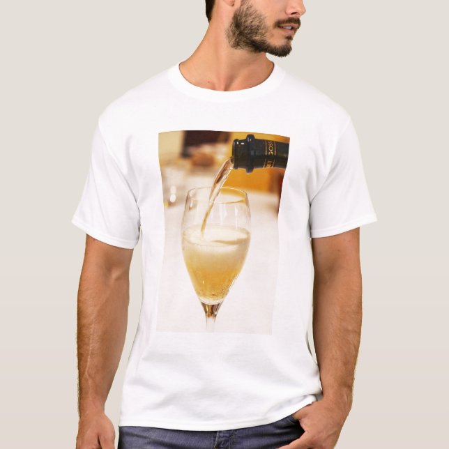 Eine mit Gosset gefüllte Champagnerflöte T-Shirt (Vorderseite)