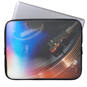 Eine moderne Turntable, um Musik auf der Audiodisk Laptopschutzhülle