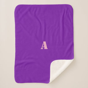 Eine monogrammierte lila Fleece-Decke Sherpadecke