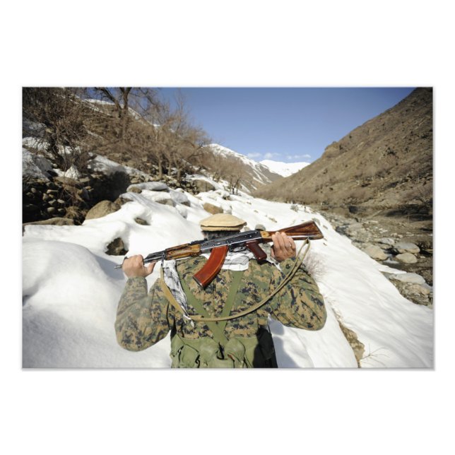 Eine Mujahadeen-Garde geht mit dem US-Militärkomma Fotodruck (Vorne)