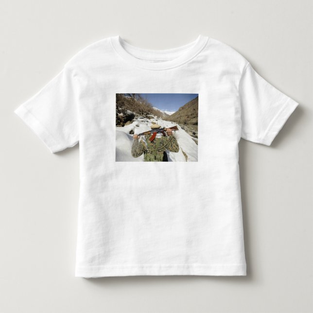 Eine Mujahadeen-Garde geht mit dem US-Militärkomma Kleinkind T-shirt (Vorderseite)