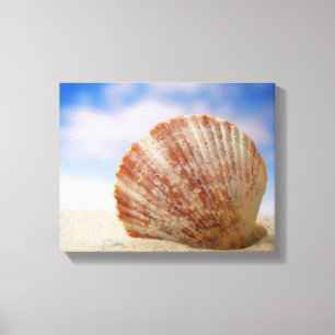 Eine Muschel Propped im Sand Leinwanddruck
