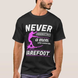 Eine Mutter, die barfuß Wasserski läuft Wasserski  T-Shirt