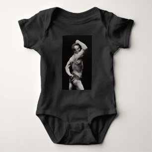 Eine neue Pose von StrongMen Eugen Sandow Bodybuil Baby Strampler
