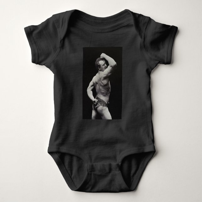Eine neue Pose von StrongMen Eugen Sandow Bodybuil Baby Strampler (Vorderseite)