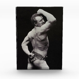 Eine neue Pose von StrongMen Eugen Sandow Bodybuil Fotoblock