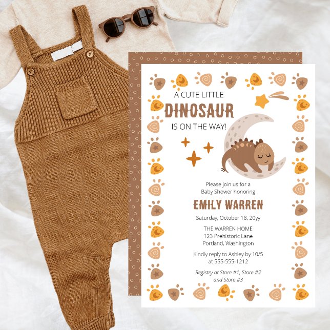 Eine Niedliche Dinosaurier ist auf dem Weg zur Bab Einladung ("A Little Dinosaur Is On The Way!" Cute Boy Baby Shower with Sleeping Dinosaur | Dinosaur Footprints)