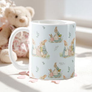eine niedliche Familie von Kaninchen mit einem Bab Kaffeetasse