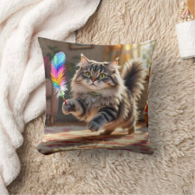 Eine Niedliche, flauschige Katze, die eine Feder j