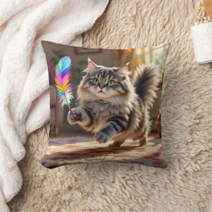 Eine Niedliche, flauschige Katze, die eine Feder j Kissen