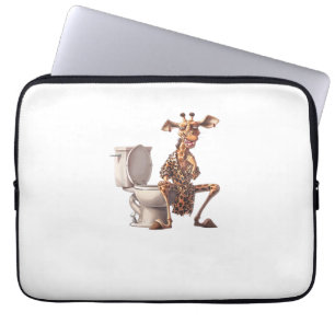 Eine Niedliche Giraffe in Pajamas auf einer Toilet Laptopschutzhülle