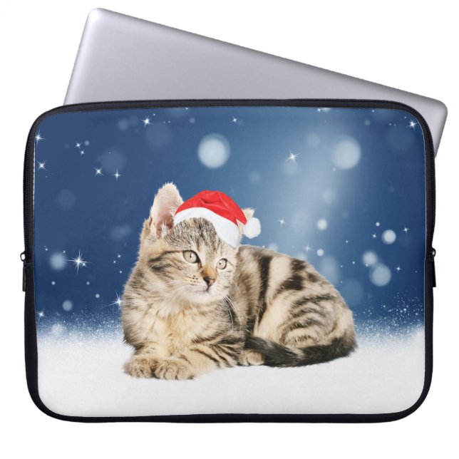Eine Niedliche Katze, die einen Weihnachtsschnee i Laptopschutzhülle (Vorderseite)