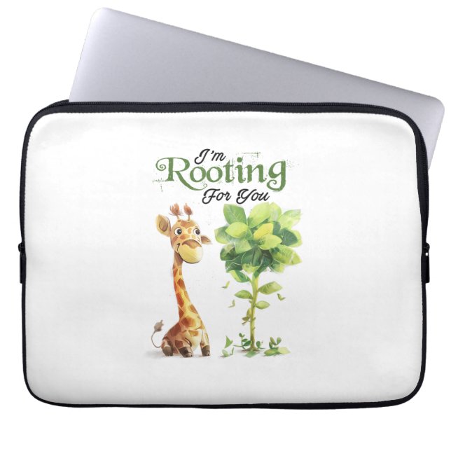 Eine Niedliche kleine Giraffe mit dem Baum, rutsch Laptopschutzhülle (Vorderseite)