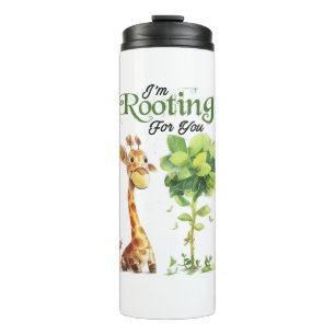 Eine Niedliche kleine Giraffe mit dem Baum, rutsch Thermosbecher