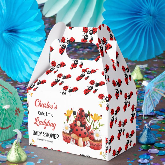 Eine Niedliche kleine Ladybug ist auf dem Weg zur  Geschenkschachtel (Party)