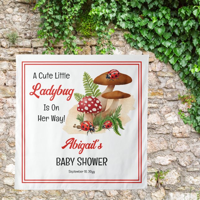 Eine Niedliche kleine Ladybug ist auf dem Weg zur  Wandteppich ("A Cute Little Ladybug Is On Her Way!" Girl Baby Shower Backdrop Tapestry)