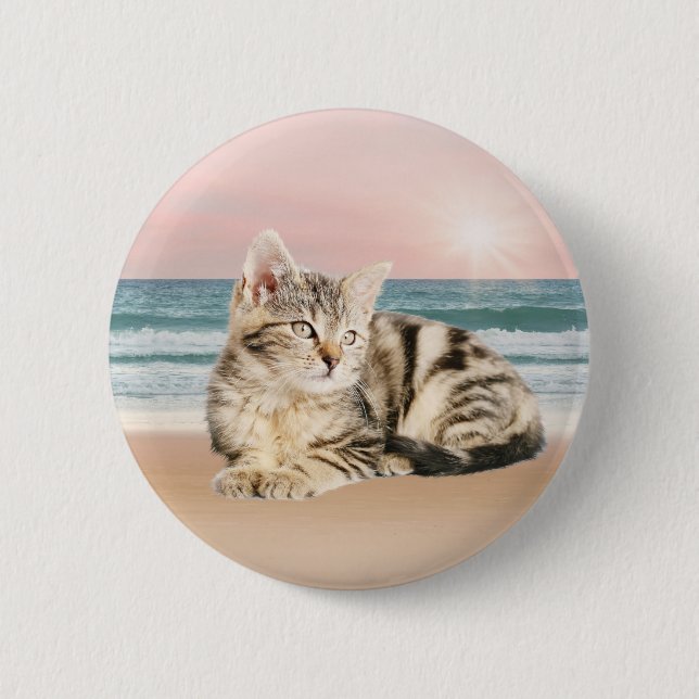 Eine Niedlichere gestreifte Katze am Strand mit So Button (Vorderseite)