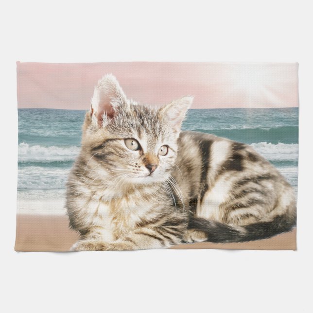 Eine Niedlichere gestreifte Katze am Strand mit So Handtuch (Horizontal)
