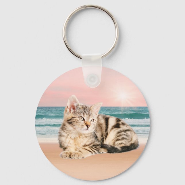 Eine Niedlichere gestreifte Katze am Strand mit So Schlüsselanhänger (Vorderseite)