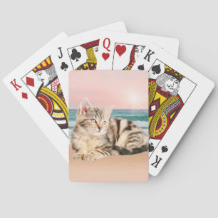 Eine Niedlichere gestreifte Katze am Strand mit So Spielkarten