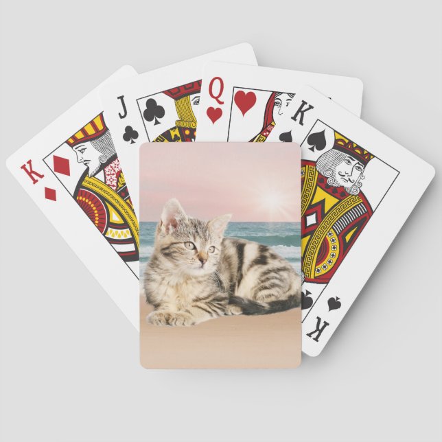 Eine Niedlichere gestreifte Katze am Strand mit So Spielkarten (Rückseite)