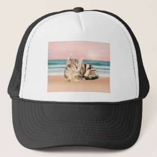 Eine Niedlichere gestreifte Katze am Strand mit So Truckerkappe