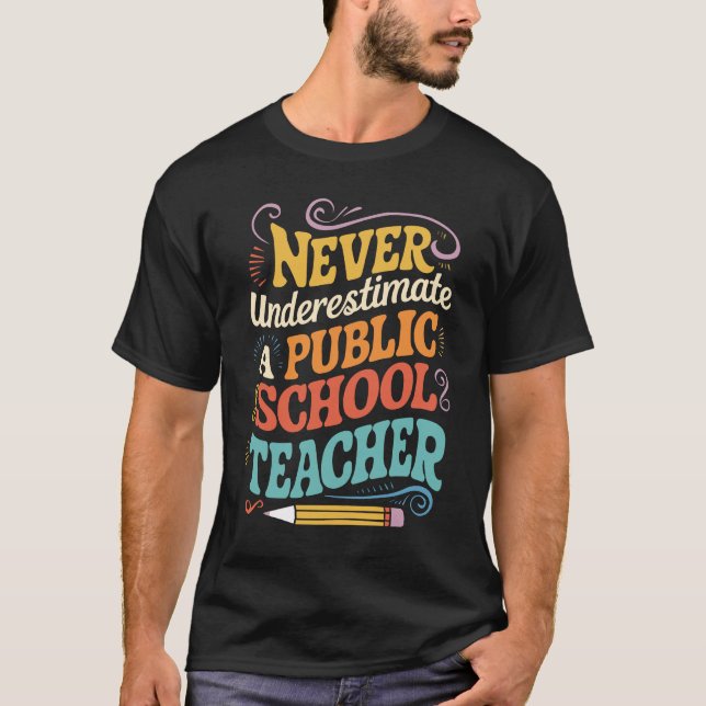 Eine öffentliche Schullehrerin darf nie unterschät T-Shirt (Vorderseite)