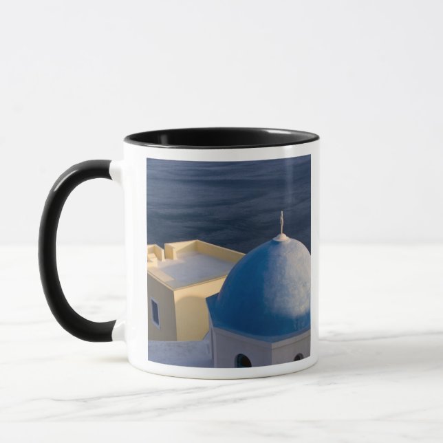 Eine orthodoxe Kirche in Meeresnähe, Oia Santorini Tasse (Links)