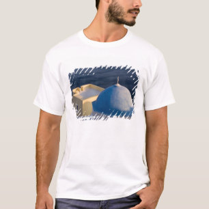 Eine orthodoxe Kirche nahe dem Meer, Oia Santorini T-Shirt