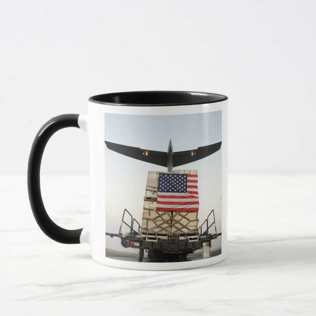 Eine Palette mit humanitärer Hilfe Tasse (Links)