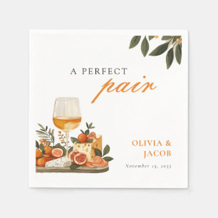 Eine perfekte Paar Wein- und Käse-Engagementparty Serviette