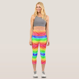 Eine Person, die lebendige, regenbogenfarbene Legg Capri Leggings