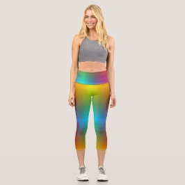 Eine Person, die lebendige, regenbogenfarbene Legg Capri Leggings