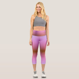 Eine Person, die rosa und braune Gradienten-Leggin Capri Leggings