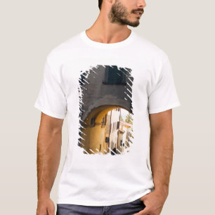 Eine Person, die unter einem Bogen geht, einen Hü T-Shirt