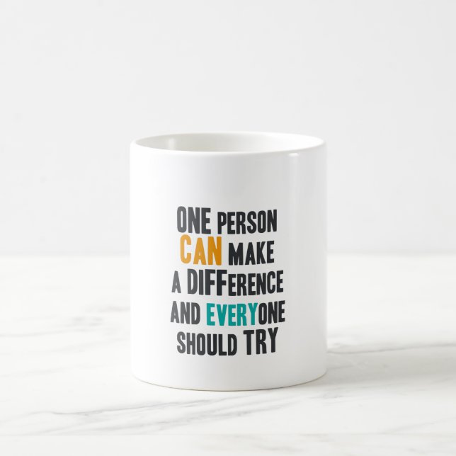 Eine Person kann einen Unterschied und jeder Kaffeetasse (Mittel)