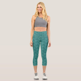 Eine Person trägt teal Leggings mit einem geometri