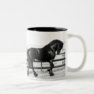 Eine Pferdebescheidenheit Zweifarbige Tasse