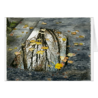 Eine Pfütze auf der Straße im November