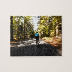 Eine Radlerin fährt schnell auf einer kleinen schm
