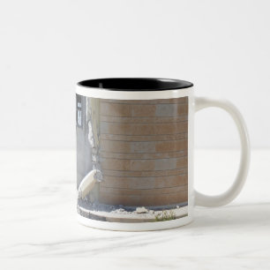 Eine raketenangetriebene Granate Zweifarbige Tasse