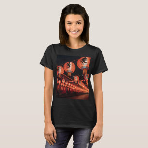 eine Reihe chinesischer Laternen mit chinesischer T-Shirt
