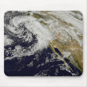 Eine Reihe starker Stürme mit heftigen Winden 2 Mousepad