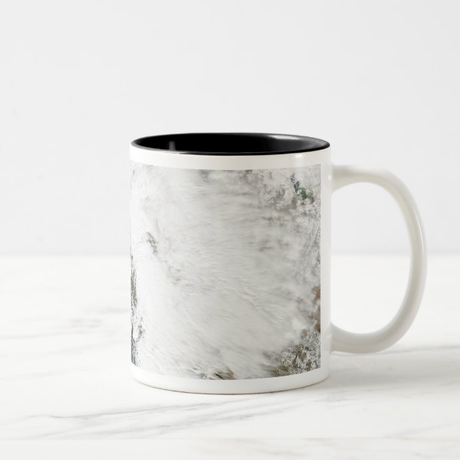 Eine Reihe starker Stürme mit heftigen Winden Zweifarbige Tasse (Rechts)