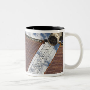 Eine reparierte Solarstromanlage Zweifarbige Tasse