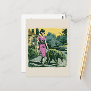 Eine Retro-Frau führt ihren kleinen grünen Dino au Postkarte