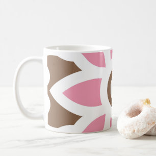 eine rosa Blume auf braunem Hintergrund Kaffeetasse
