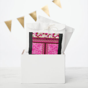 eine rosa und weiße Tapete mit einem Kreuz. Geschenktütchen